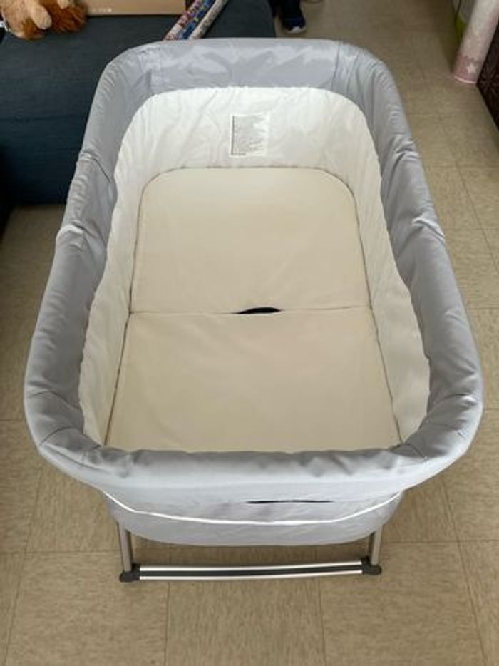 Berceau pliable avec alèses et draps housse - photo numéro 3