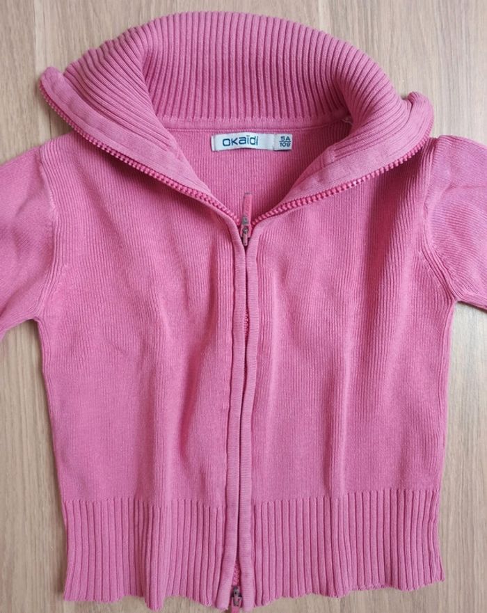 Gilet zippé col montant rose Okaïdi 5 ans et t-shirt blanc avec deux chats Vertbaudet 5 ans - photo numéro 3