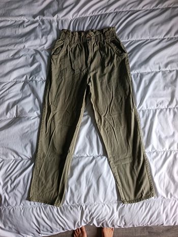 Pantalon femme taille 40 H et M couleur kaki très bonne