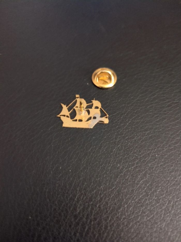 Pin's bateau voilier C. Colomb doré très fin - photo numéro 2