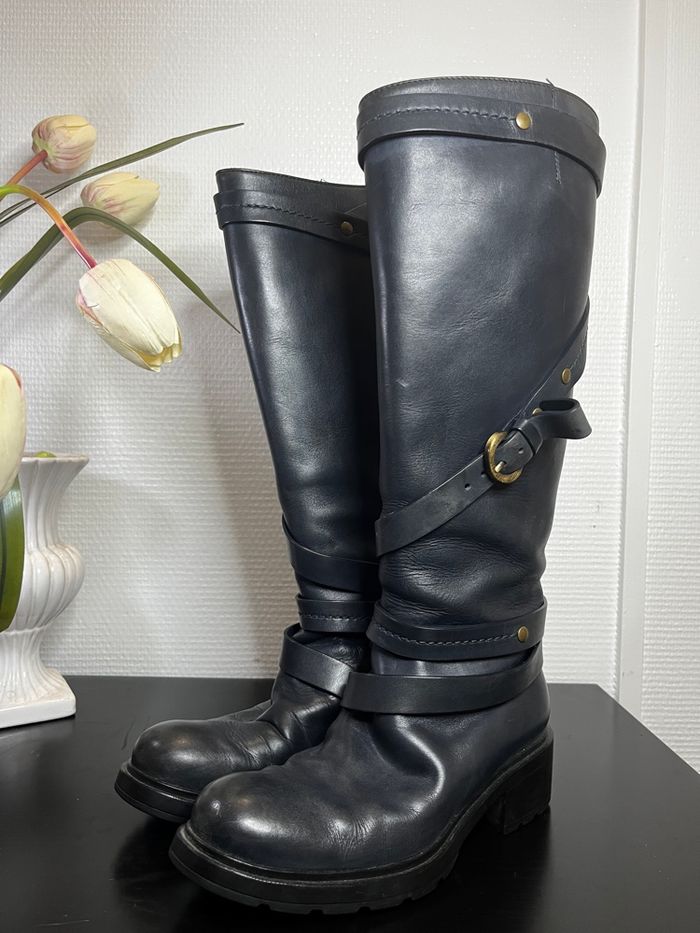 Hogan Bottes Marron vintage en cuir bleu marine avec brides et détails dorés - photo numéro 5