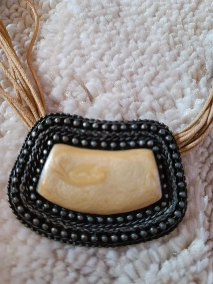 Collier ras de cou beige et métal - photo numéro 4