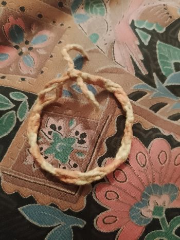bracelet en fils jaunes/oranges artisanal vintage années 80.