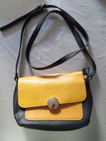 Sac bandoulière bicolore noir et jaune moutarde – Élégant et moderne !