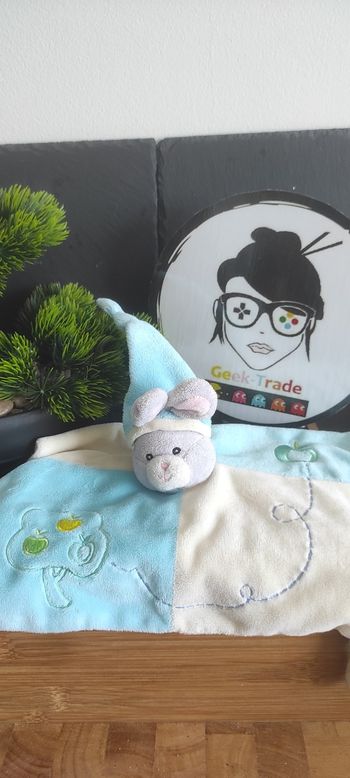 Doudou plat lapin Gipsy pomme bleu beige jaune crème bonnet arbre carré Gris