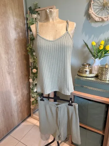 Joli ensemble, décontracté tout doux top à bretelles et short