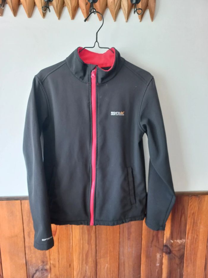 Veste softshell noir et rouge