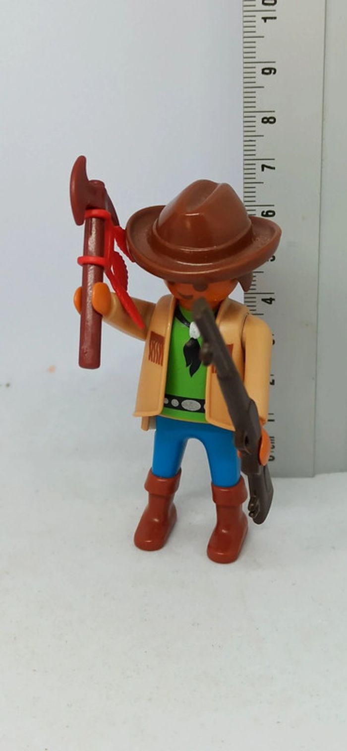 Homme avec haut marron et vert avec accessoires playmobil