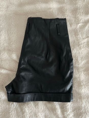 Short en simili cuir noir