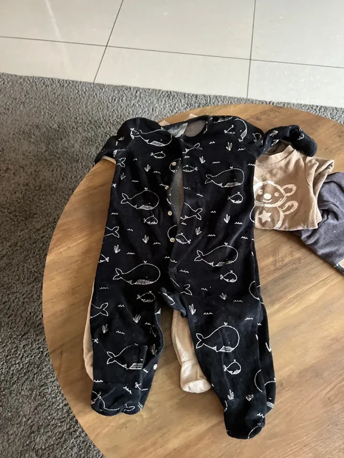 Lot de 4 pyjamas velours avec pieds 6 mois - photo numéro 6
