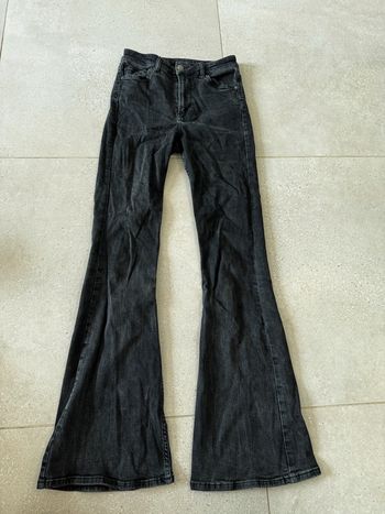 Jean noir Bershka, en bon état mais il y a une petite trace, 32x100cm