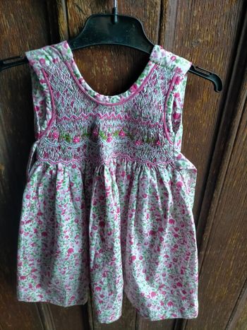 Très jolie robe smockée main 18 mois 