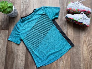 - Tee shirt de sport     - 8 ans - Très bon état 