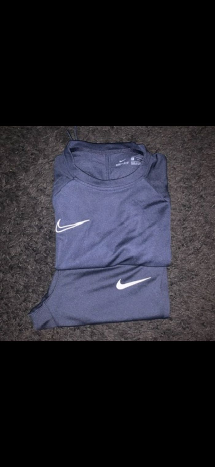 Ensemble nike neuf bleu marine pantalon et tee shirt mis à peine1fois - photo numéro 3