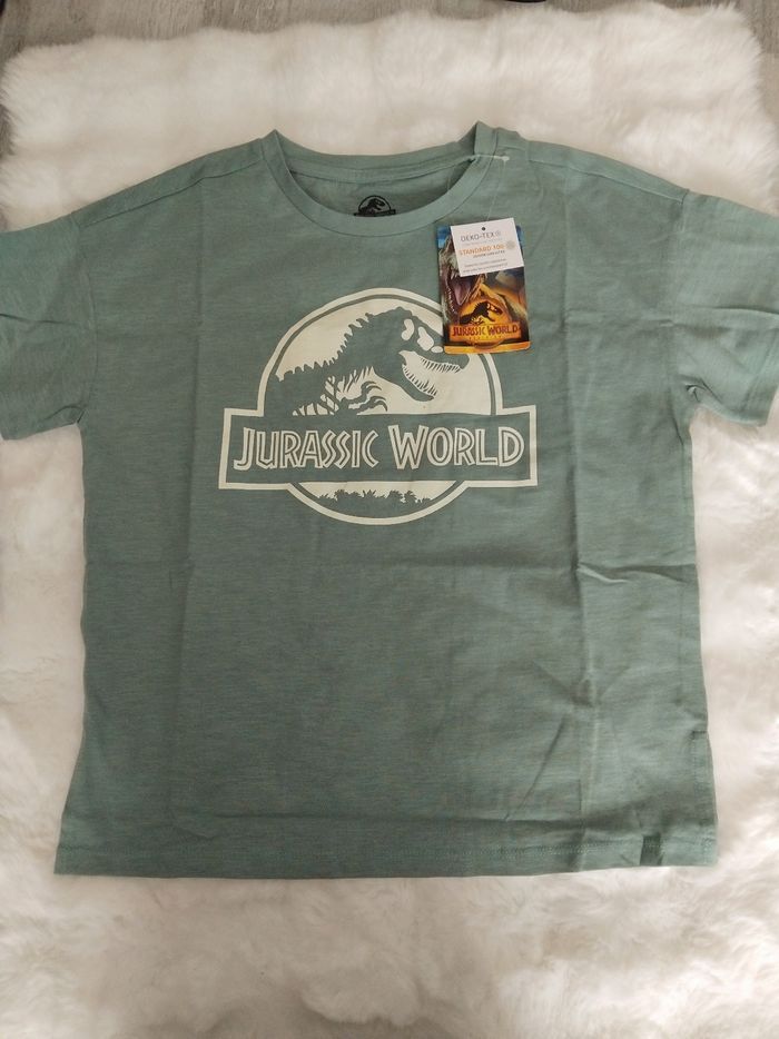 Tee-shirt jurassic world neuf avec étiquettes, 11 ans - photo numéro 1