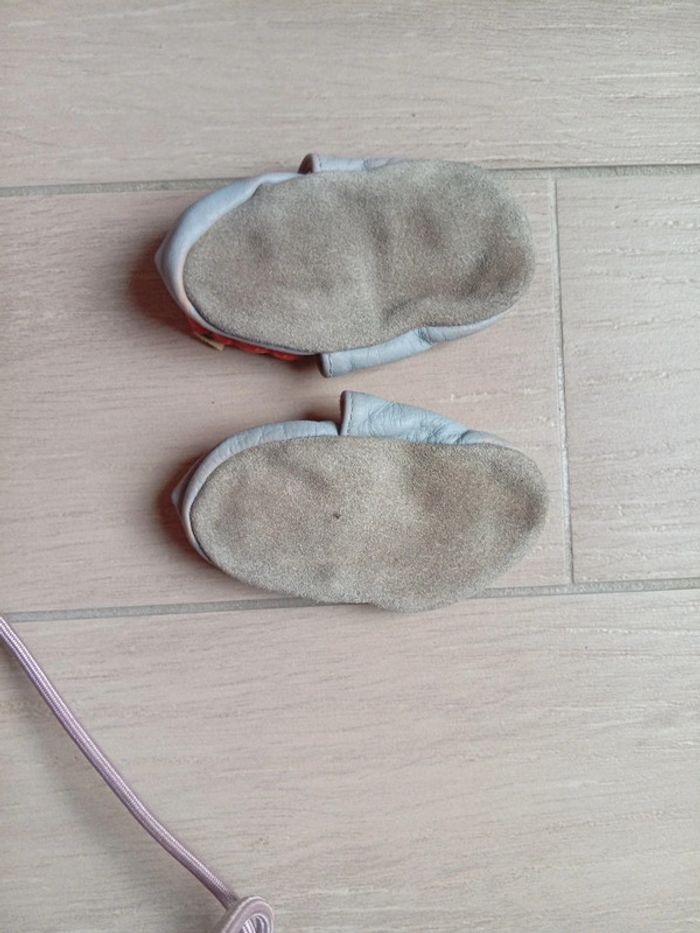 Petits chaussons en cuir. 6/12 mois - photo numéro 2