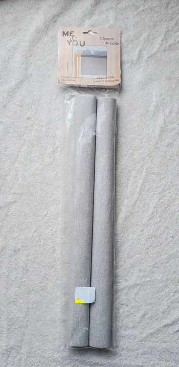 2 chemins de table en tissus de 130 X 40 cm (3 + 1 offert dans tout le dressing)