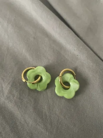 Boucle d’oreille fleur verte