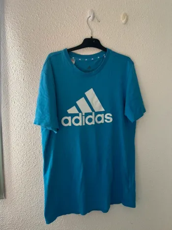 T-shirt Adidas taille 15/ 16 Ans 🌹