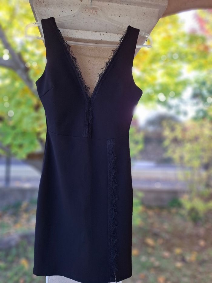 Belle Robe noire V à dentelle neuve - photo numéro 2