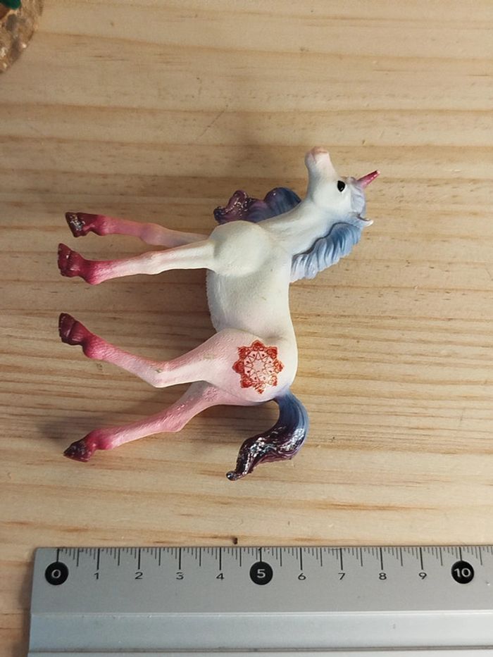 Schleich jeune licorne parme et rose Figurine animal imaginaire - photo numéro 6