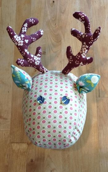 Trophée cerf déco en tissu pour enfant