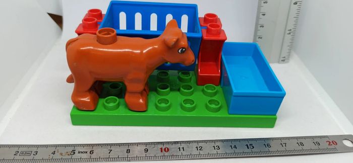 Vache marron sur plaque verte avec abreuvoir et râtelier lego duplo - photo numéro 5