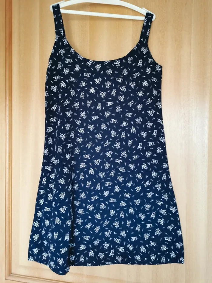 Robe noire à fleurs - photo numéro 2
