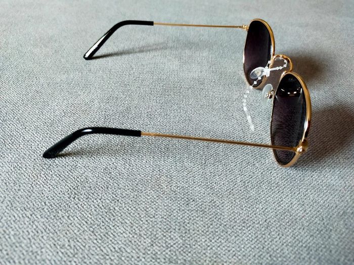 Lunettes de soleil rondes dorées & verres violets – neuves - photo numéro 4