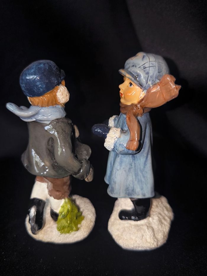 Lot de 2 charmantes figurines  décoration Noël enfants jouant céramique neuves - photo numéro 3
