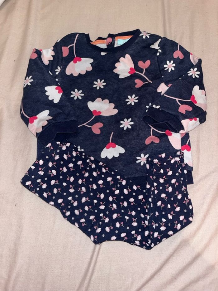 Très belle ensemble pull legging à fleure bébé fille