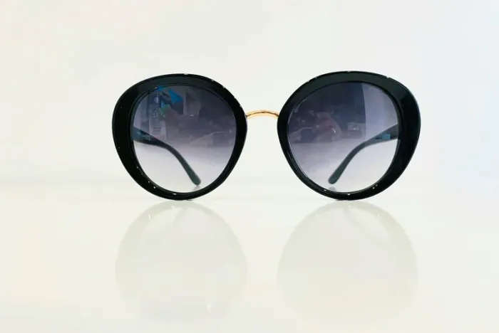 Lunette de soleil femme noire et dorée ovale verres dégradés UV protection catégorie 3 - photo numéro 2