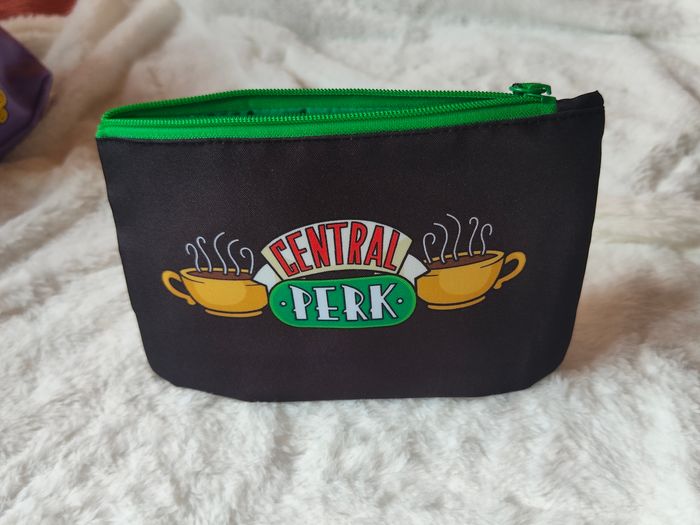 Trousse Friends Central Perk noire – trousse maquillage ou école 21x12 cm - photo numéro 2