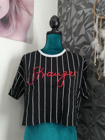 Tee-shirt crop top noir à rayures blanches avec broderie rouge / fb sister / (S)