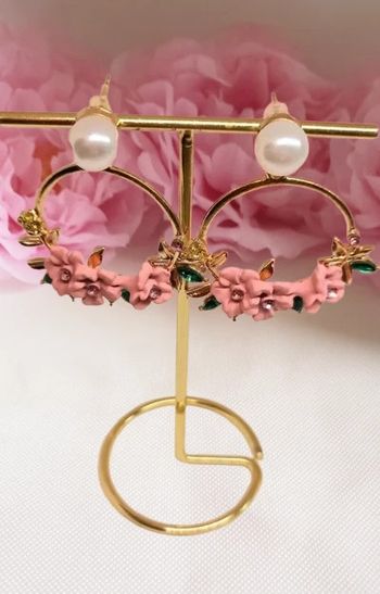 Boucles d'oreilles clous perle couronne de fleurs et cristal