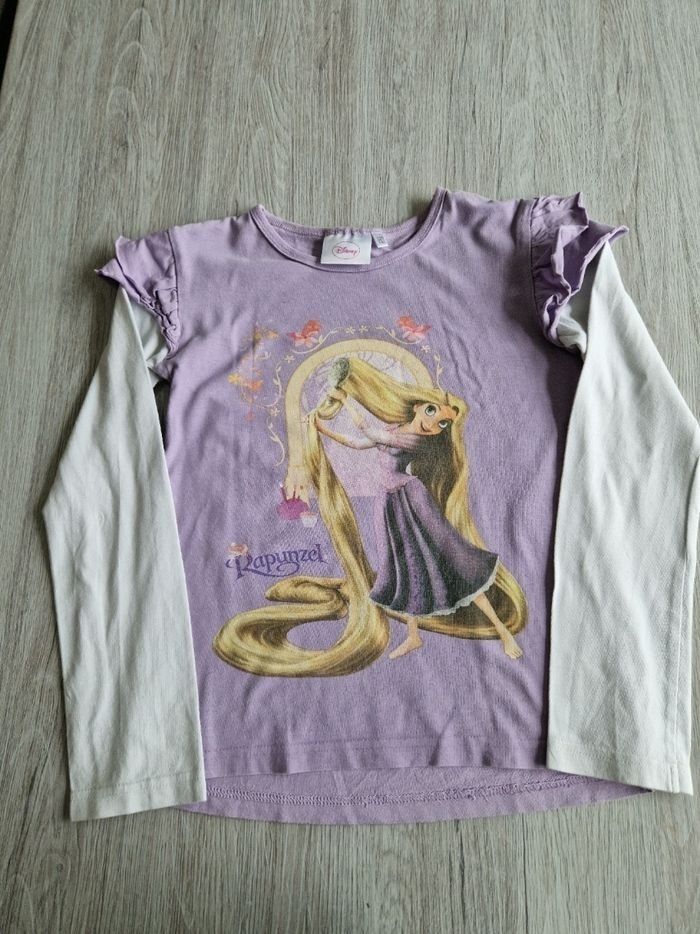 T shirt longue manche raiponce taille 134/140 marque c&a en très bon état - photo numéro 2