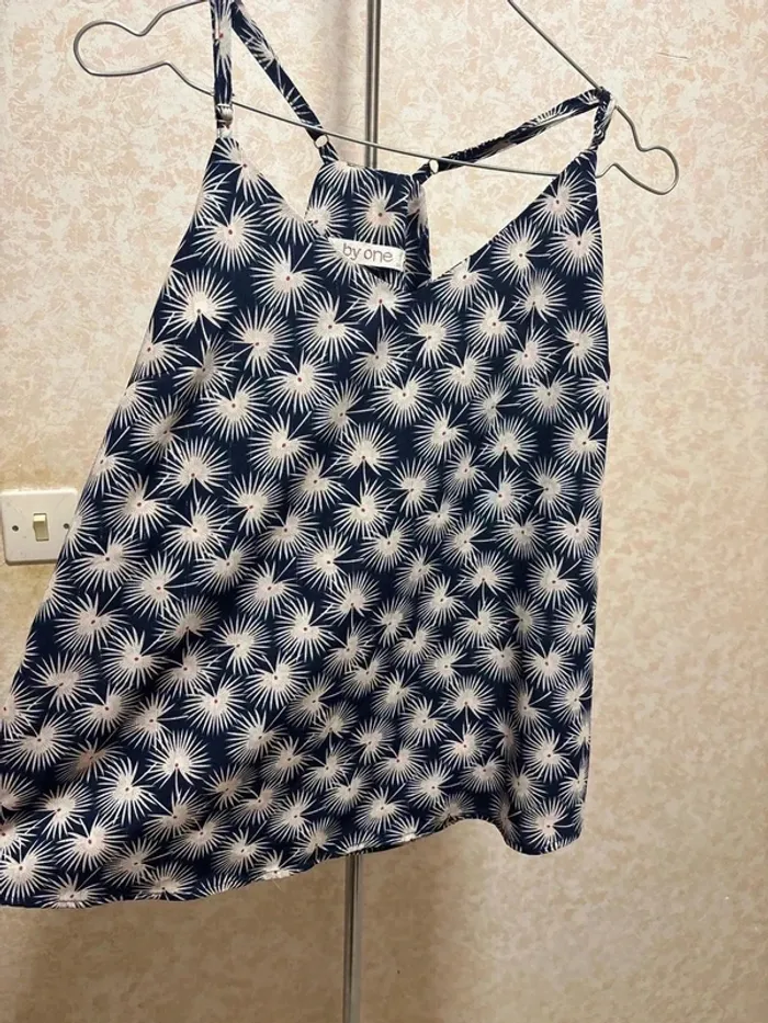 Top fleurie taille S/M marque by one