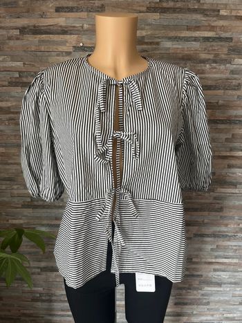 Blouse noire et blanche rayée à noeuds