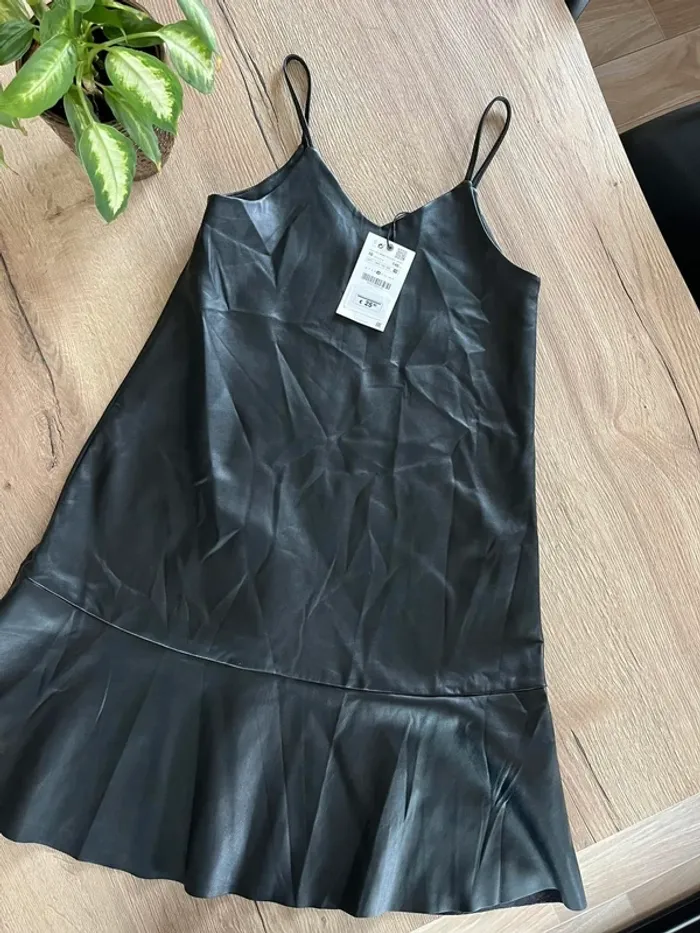Robe Zara simili cuir 10 ans neuve
