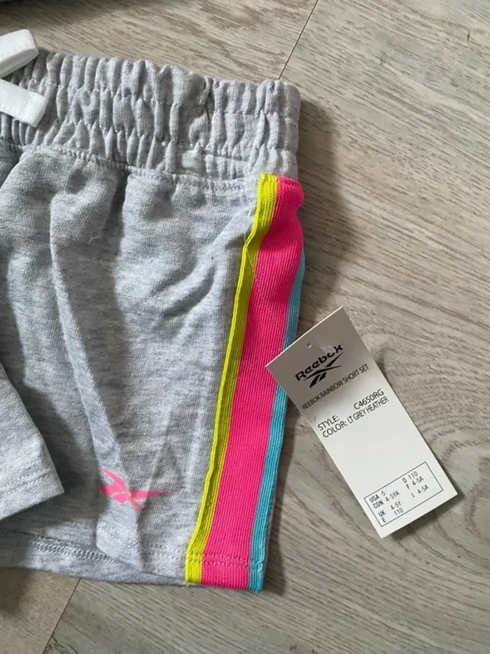 Tee shirt T-shirt et short Reebok taille 4 5 ans Neufs - photo numéro 3