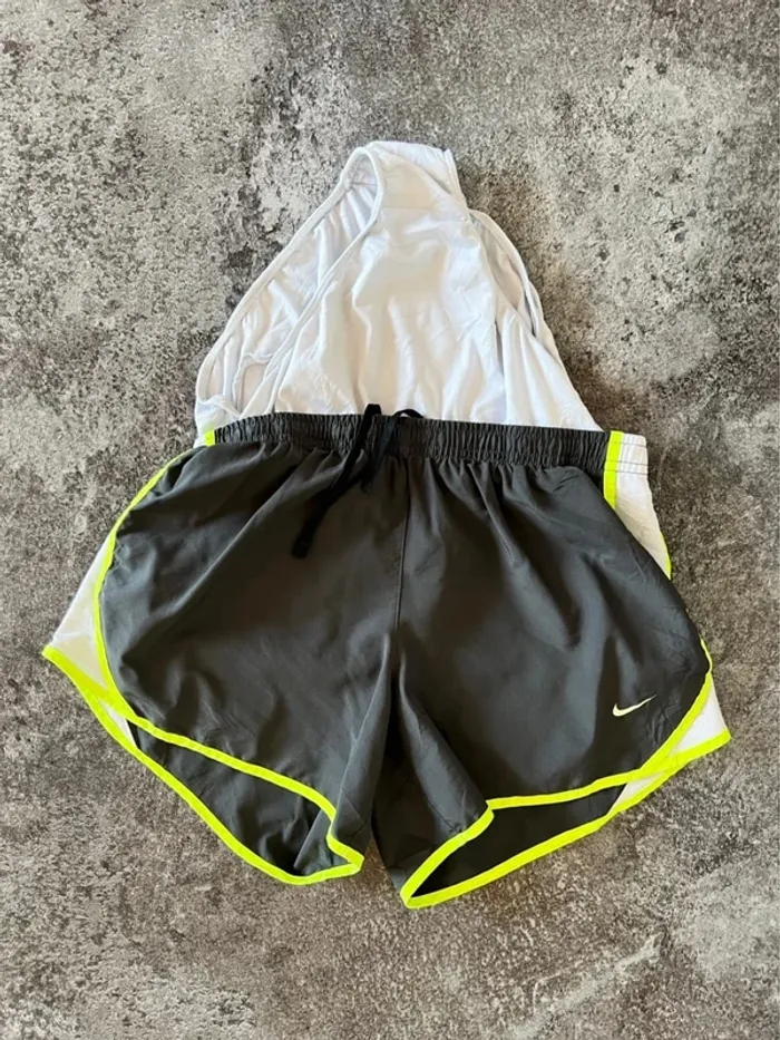 Short sport gris femme Nike taille XS Pantalón corto deportivo mujer Pantaloncino donna Damen - photo numéro 3
