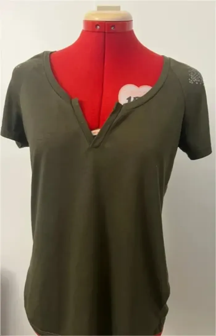 Blouse manches courtes kaki épaules avec détails métalliques Jennyfer