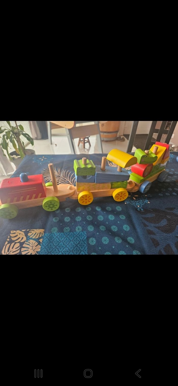 Train en boisTrain en bois
Fonctionne parfaitement (effet sonore sur le 1er wagon)
Plusieurs morceaux en bois à assembler