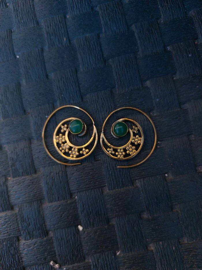 Boucles d'oreilles dorées, pierre verte - photo numéro 2