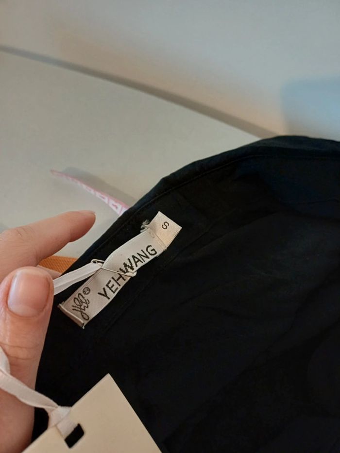 Petite robe noire boutonnée neuve Yehwang taille S/M 36/38 - photo numéro 13