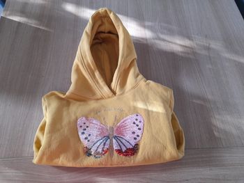 Sweat à capuche jaune 5/ 6 ans