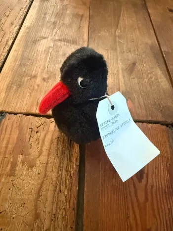 Peluche doudou Steiff oiseau corbeau noir bec rouge 10cm Hucky Rabe