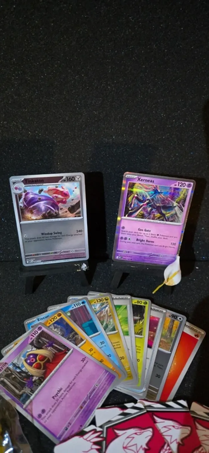 Lot de cartes Pokemon + goodies - photo numéro 2