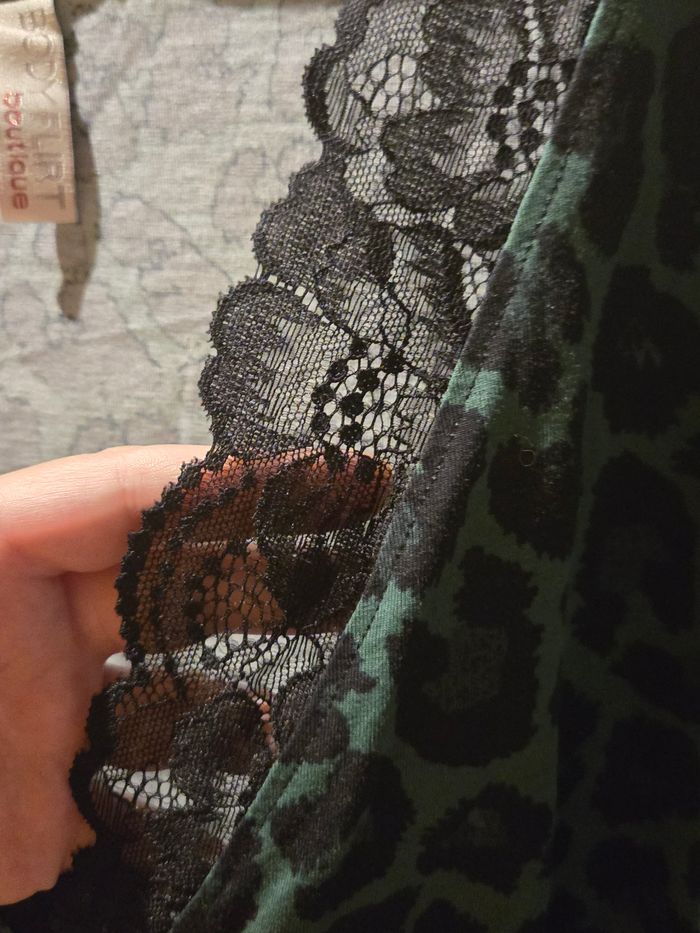 T-shirt vert imprimé leopard T.44/46 Bonprix - photo numéro 3