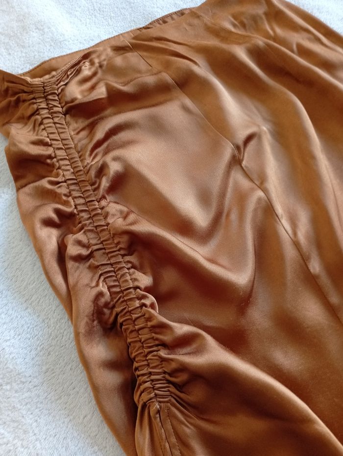 Jupe mi-longue. Stradivarius 36 - photo numéro 4